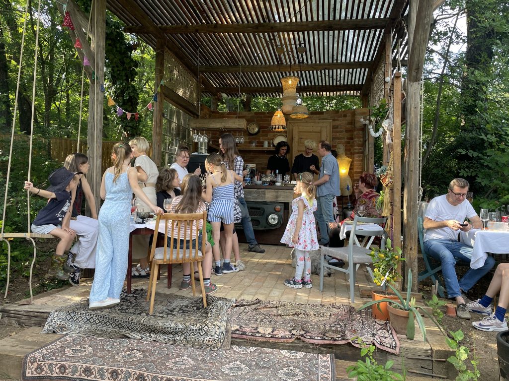 Constans Random Cafe