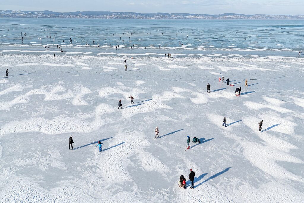 Korcsolyázás a befagyott Balatonon